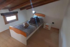 een slaapkamer met een bed en een raam in een kamer bij Casa Cao Appartamento "L'Ulivo" in Nurachi