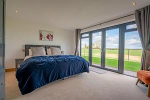 A bed or beds in a room at Lower Lodge Barn