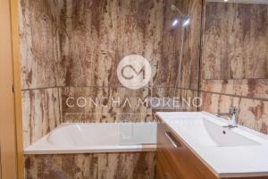 een badkamer met een wit bad en een wastafel bij Vila Dorpesa X-CM in Oropesa del Mar +15 foto's