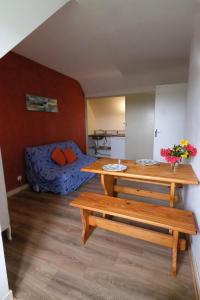 Poullan-sur-Mer的住宿－Maison Terre et Mer，客厅配有桌子和床。