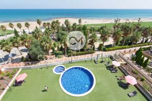eine Luftansicht eines Resorts mit Strand in der Unterkunft Vila Dorpesa X-CM in Oropesa del Mar