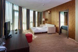 TV a/nebo společenská místnost v ubytování Hotel Primorsko Del Sol