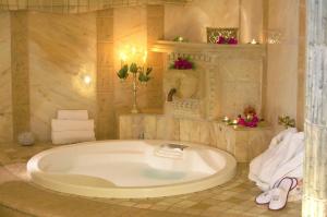 Een badkamer bij Castello di San Marco Charming Hotel & SPA