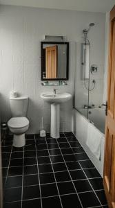 Kylpyhuone majoituspaikassa Broadford Hotel