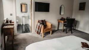 Postel nebo postele na pokoji v ubytování Broadford Hotel