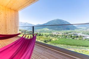 un balcone con amaca e vista sulle montagne di Bio Hotel Panorama a Malles Venosta