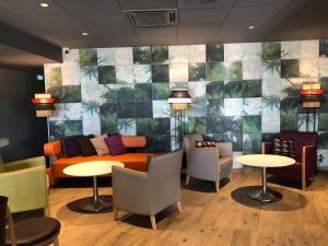 Posezení v ubytování ibis Styles Clermont-Ferrand Aéroport + 37 fotografií