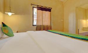 Treebo Sava Resort with Pool客房内的一张或多张床位