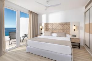 Postel nebo postele na pokoji v ubytování Hotel Riu Palace Jandia