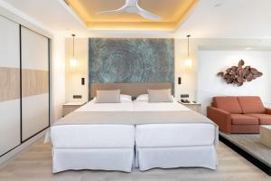 Postel nebo postele na pokoji v ubytování Hotel Riu Palace Jandia