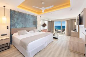 Postel nebo postele na pokoji v ubytování Hotel Riu Palace Jandia