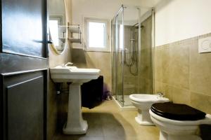Vonios kambarys apgyvendinimo įstaigoje Dimora di Ulisse Sea View Holiday Apartment