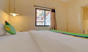 Treebo Sava Resort with Pool客房内的一张或多张床位
