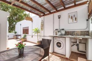 Posedenie v ubytovaní Barceló 21, parking on request, Atico With terrace & Studio With Patio, Center, breakfast included, quite neighborhood, BC