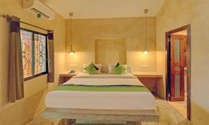 Treebo Sava Resort with Pool客房内的一张或多张床位
