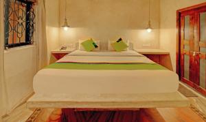 Treebo Sava Resort with Pool客房内的一张或多张床位
