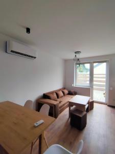 Gallery image of Willa Kier dom bliźniak 7-osobowy ZE STREFĄ BASENOWĄ w miejscowości Chocznia NIEDALEKO ZATORU I ENERGYLANDII in Chocznia