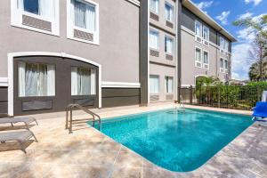 a swimming pool in front of a building at La Quinta by Wyndham Tampa Bay Area-Tampa South in Tampa