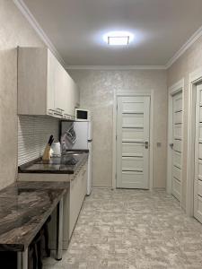 uma cozinha com armários brancos e uma bancada em Mint Apartment Солнечное Закарпатье em Polyana