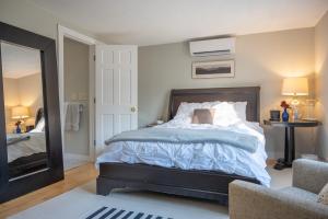 A bed or beds in a room at Private Berkshire Escape Special April Pricing select your dates for discount Monthly Pricing