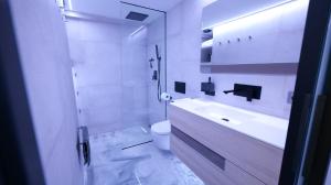 Koupelna v ubytování La Farola - Luxury Domotic Flat in Puerto Deportivo + 49 fotografií