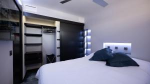 Postel nebo postele na pokoji v ubytování La Farola - Luxury Domotic Flat in Puerto Deportivo
