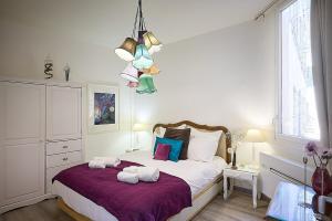 - une chambre avec un lit et des serviettes dans l'établissement Sunlight Properties - "L'Artiste" - Old Town - By sea, à Nice