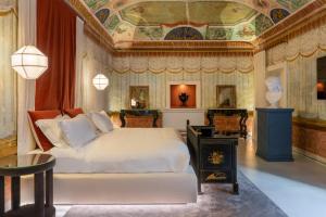 a bedroom with a large white bed and a ceiling at Q92 Noto Hotel in Noto