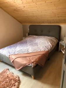 Un pat sau paturi într-o cameră la Lawendowe Domki 70m