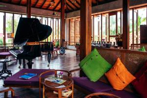 Posezení v ubytování UTMT - Underneath The Mango Tree Spa & Beach Resort