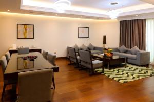 Ruang duduk di Number One Tower Suites