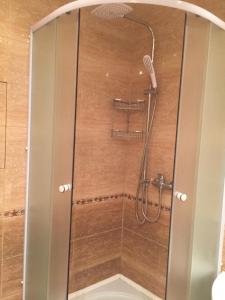 オジンツォボにあるАпартаменты HappyHome с видом на Лесのバスルーム(シャワー、シャワーヘッド付)が備わります。