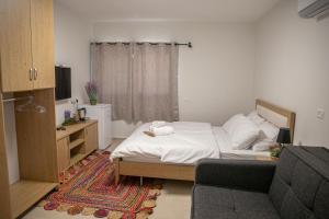 Un pat sau paturi într-o cameră la Adan - Suietes