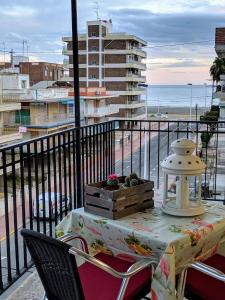 a table on a balcony with a view of the beach at Apartamento H9 Gran Playa con vistas al mar in Santa Pola