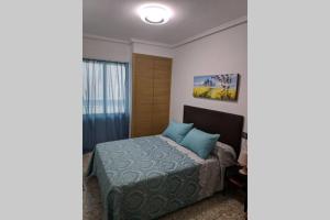 1 dormitorio con cama y ventana en Apartamento H9 Gran Playa con vistas al mar, en Santa Pola