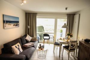 ein Wohnzimmer mit einer Couch und einem Tisch in der Unterkunft Anne in Wenningstedt-Braderup