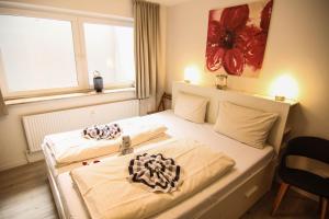 ein Schlafzimmer mit einem Bett mit zwei Kissen darauf in der Unterkunft Anne in Wenningstedt-Braderup