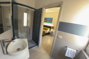 A bathroom at YEASY smart rooms Cefalù