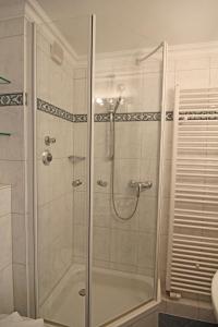 eine Dusche mit Glastür im Bad in der Unterkunft Ferienwohnung Atlantik50 in Westerland
