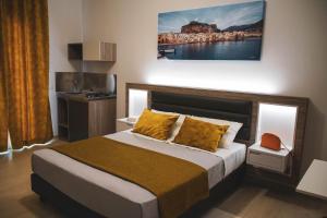 YEASY smart rooms Cefalù tesisinde bir odada yatak veya yataklar