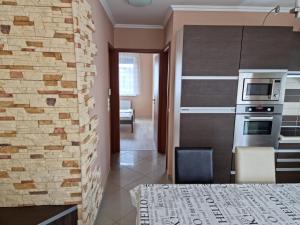 Kuchyňa alebo kuchynka v ubytovaní Betti Apartman