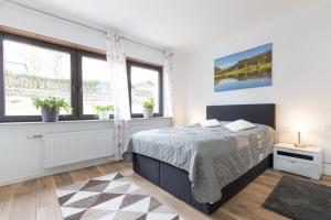 En eller flere senge i et værelse på Haus Elena