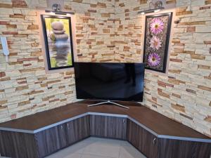 Televízia a/alebo spoločenská miestnosť v ubytovaní Betti Apartman