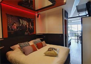 Schlafzimmer mit einem großen Bett und einer roten Decke in der Unterkunft APARTMENT NATURIST CAP CARBONE in Cap d'Agde