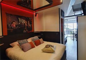 1 dormitorio con 1 cama grande y techo rojo en APARTMENT NATURIST CAP CARBONE, en Cap d'Agde