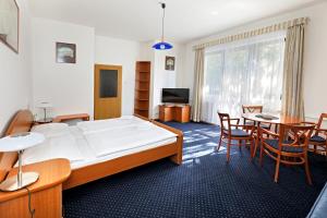 Una cama o camas en una habitación de Hotel Laguna Slapy