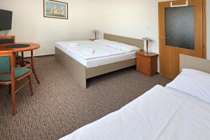 Una cama o camas en una habitación de Hotel Laguna Slapy