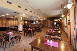 Un restaurant u otro lugar para comer en Hotel Laguna Slapy