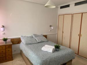 Łóżko lub łóżka w pokoju w obiekcie Pisos con piscina de temporada corta estancia