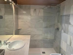Łazienka w obiekcie Pisos con piscina de temporada corta estancia